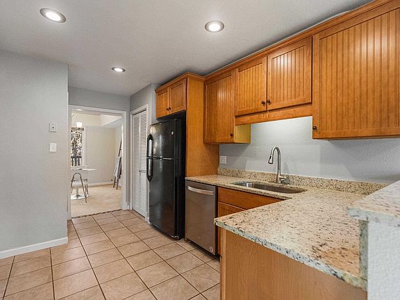 4th image of 155 Ingleoak Ln