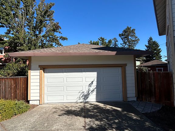 4th image of 406 Matteri Cir