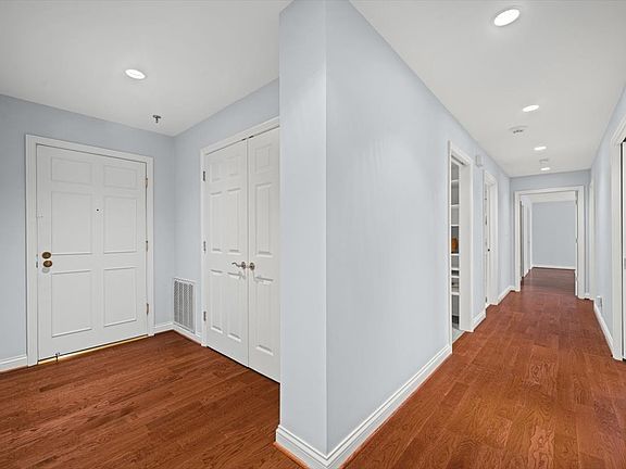 4th image of 711 Oak St APT 308