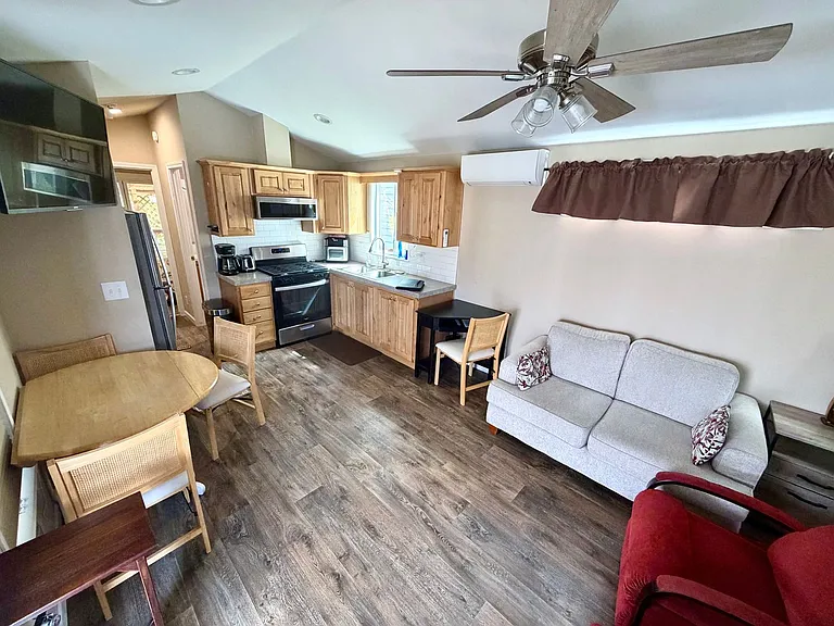 111 Pond Ln — Photo 2