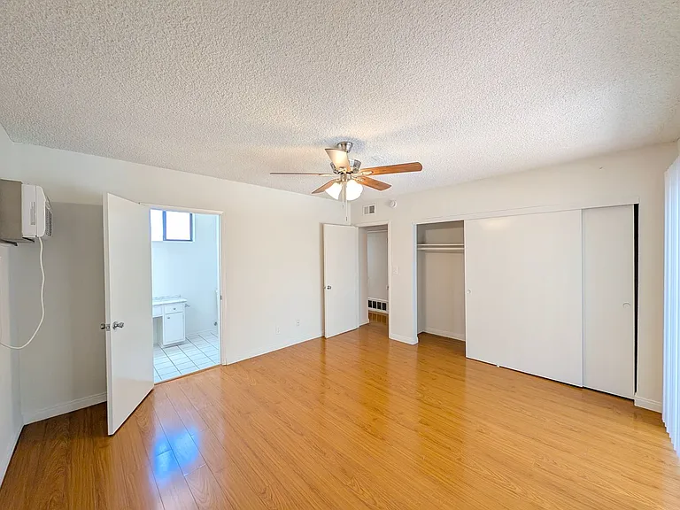 Dickens Garden Apartments — Photo 30