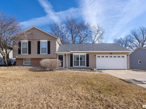 5715 Oakbrook Rd, Davenport, IA 52806