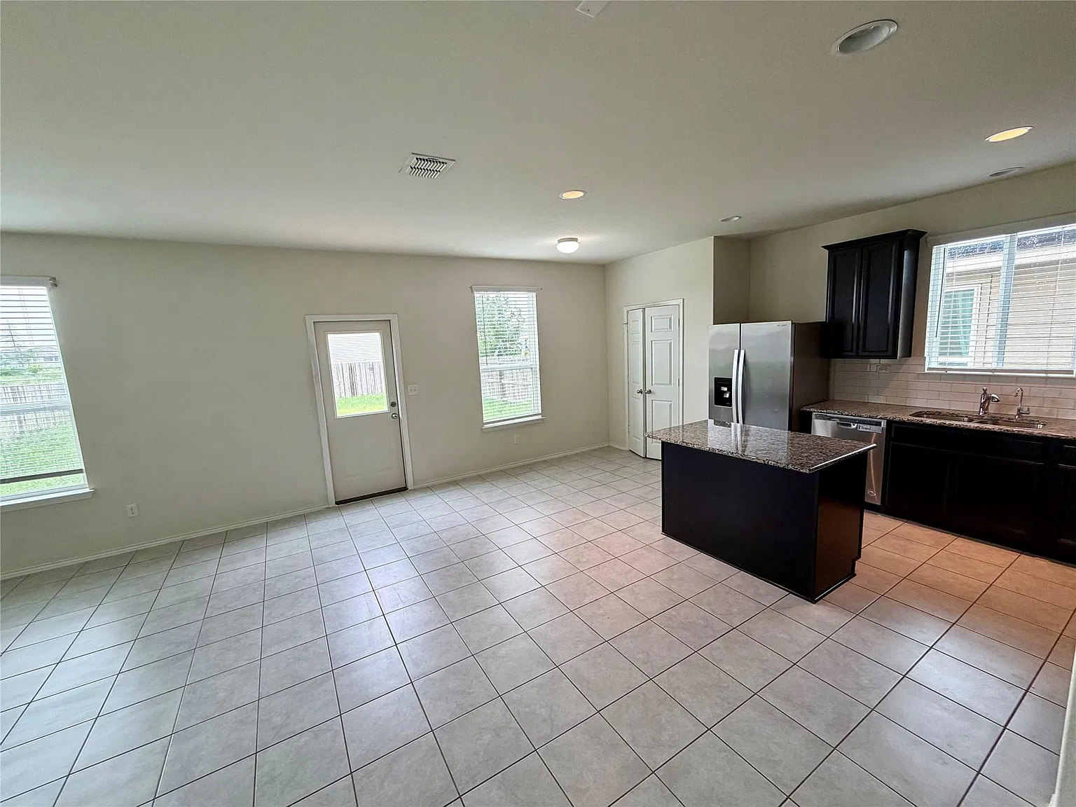 4 bed, 3.0 bath, 2301 sqft, $2,200 — Photo 4
