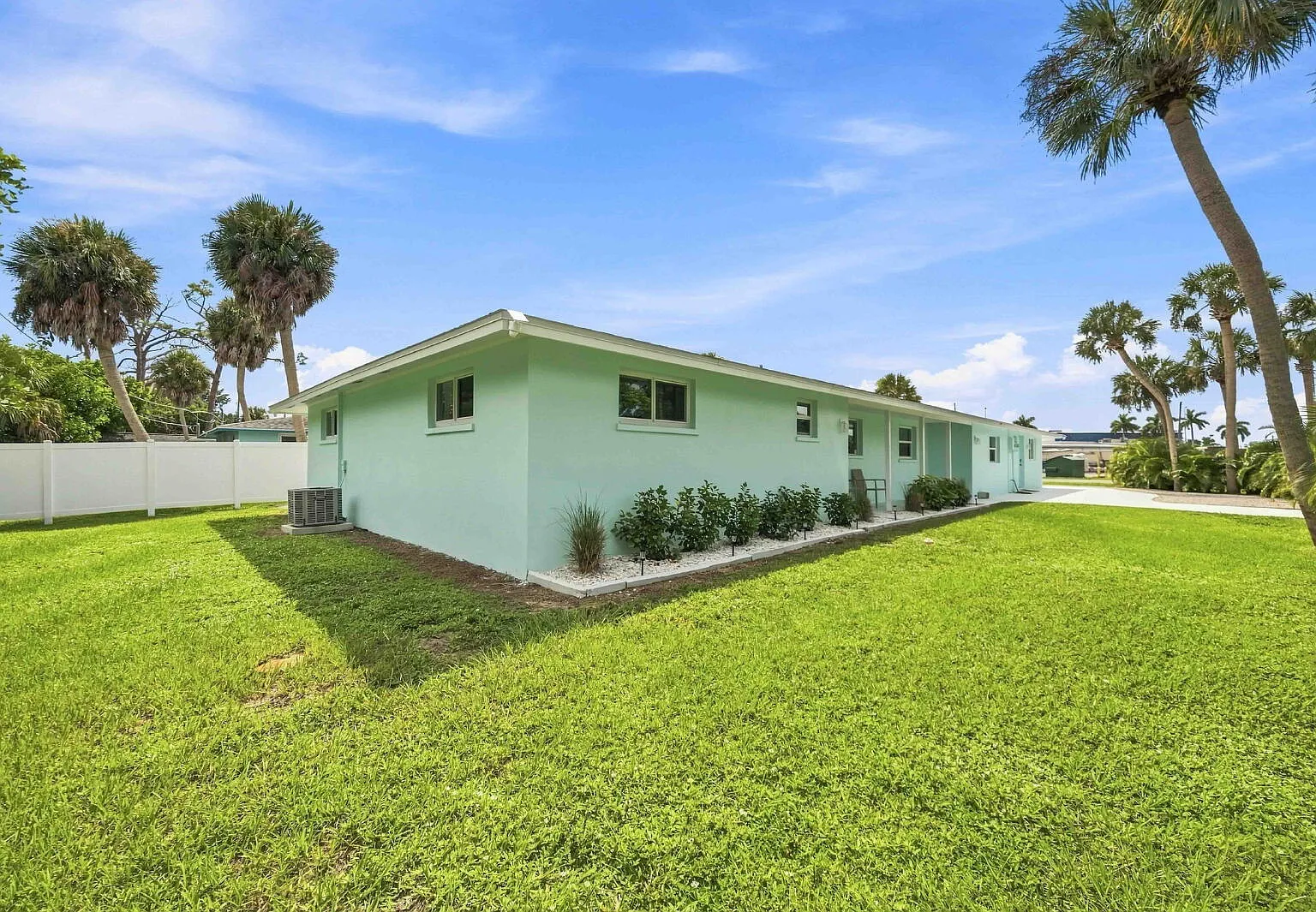 2 bed, 2.0 bath, 1156 sqft, $3,000 — Photo 2