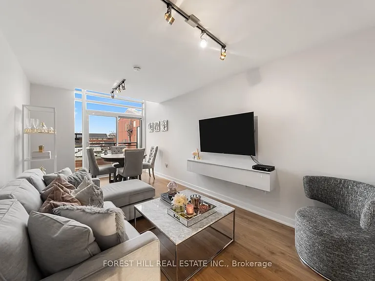 775 King St W #425 — Photo 3