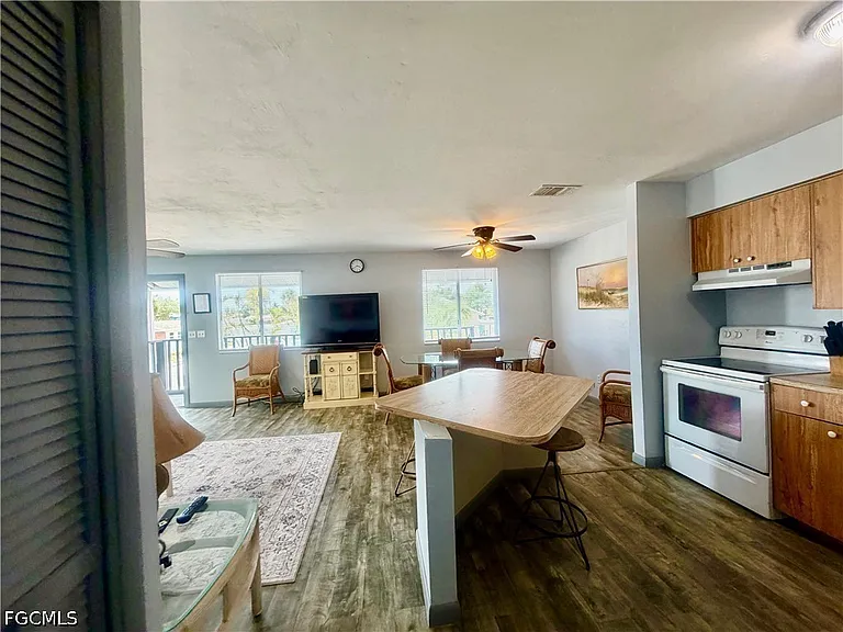 200 Mid Island Dr — Photo 3