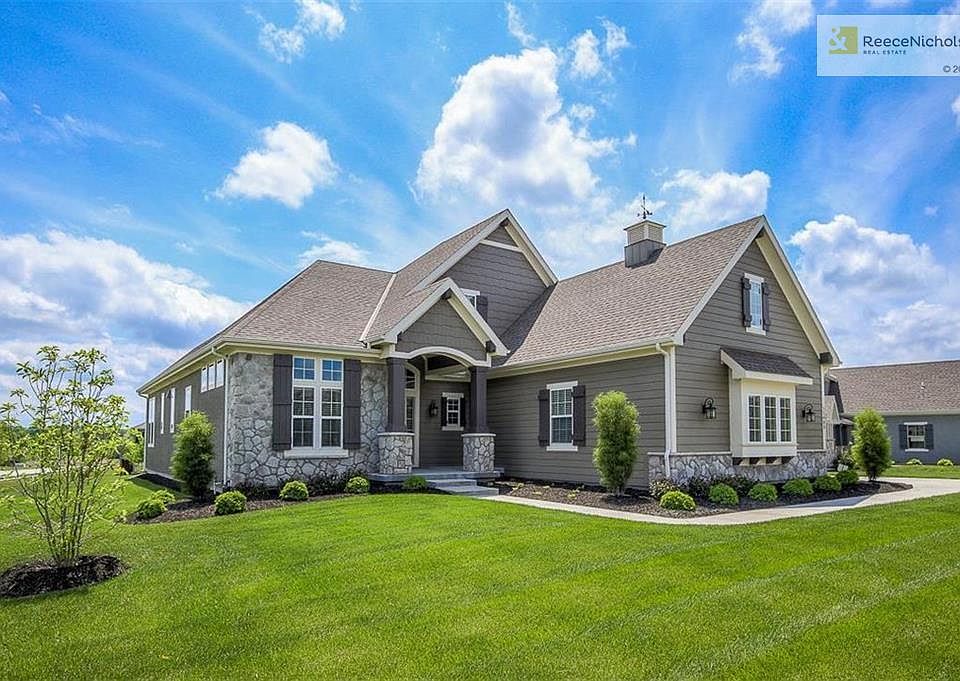 Wonderful spacious corner lot with no neighbors to the left and wonderful views