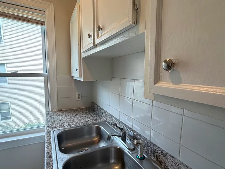 255 Fountain St, Unit 2 Fall River, MA 3 Bedrooms 1 Bathroom — Photo 1