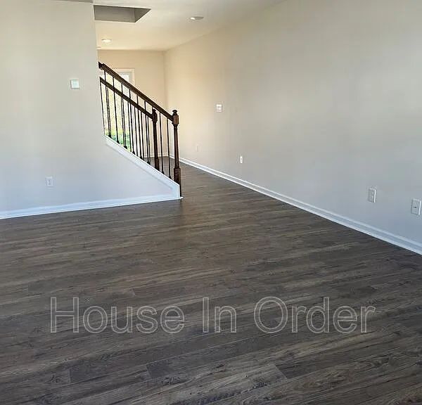 34 Malcolm Ct — Photo 2