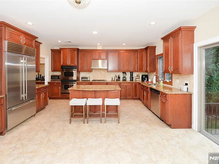 1056 Edgewood Ln — Photo 13