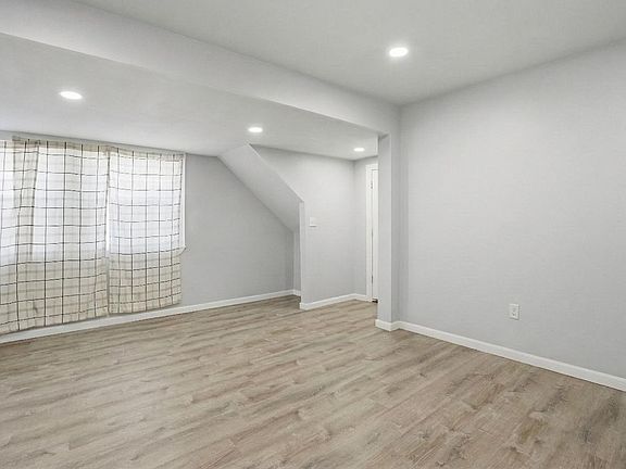 5th image of 28 Warnock St