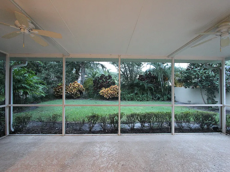 117 Hampton Cir — Photo 33