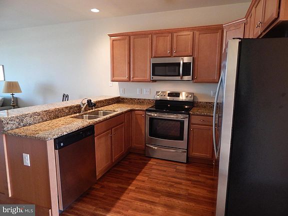 4th image of 103 Irving Ave N #306