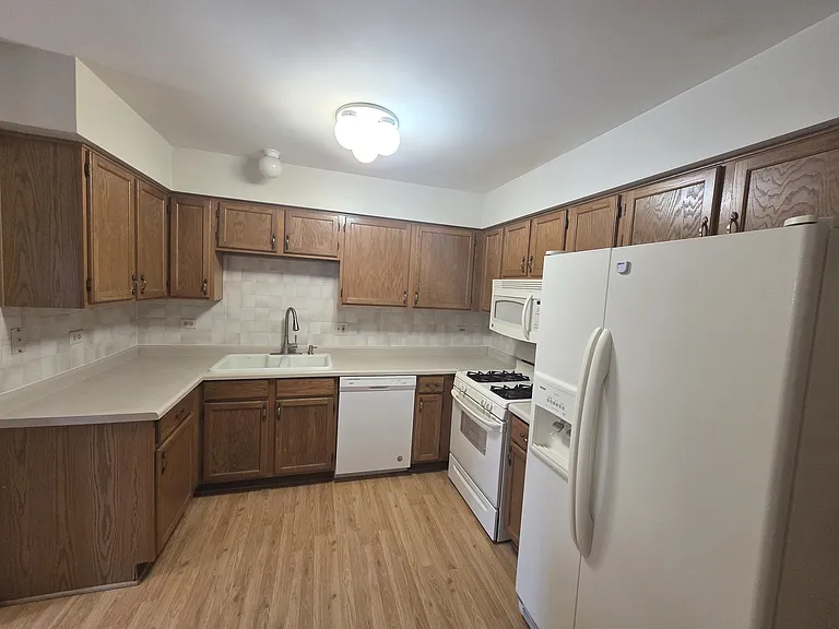 1485 Exeter Ln — Photo 6