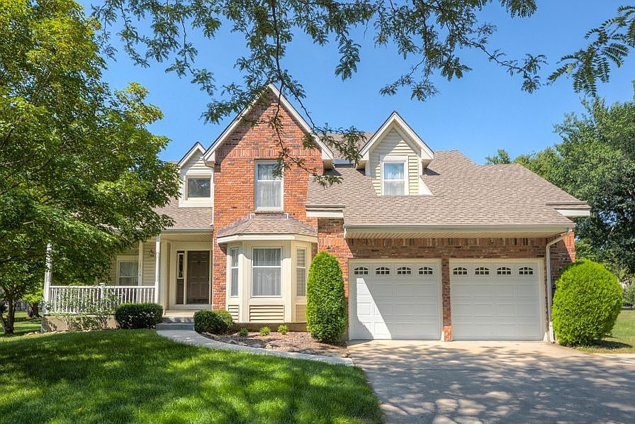 Brick & Vinyl Exterior