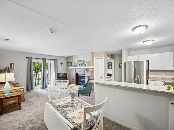 4821 86th St APT 10, Urbandale, IA 50322