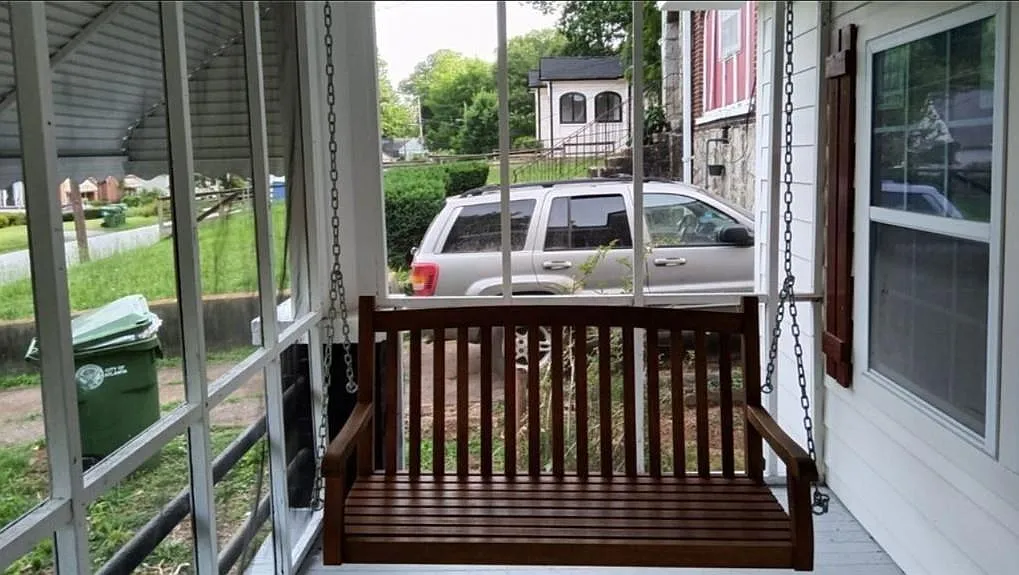 4 bed, 2.0 bath, $2,400 — Photo 2
