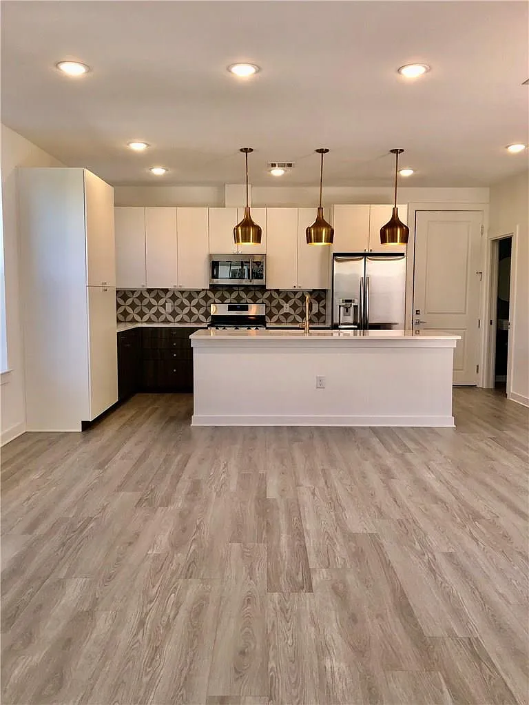 3 bed, 2.5 bath, 1600 sqft, $3,175 — Photo 2