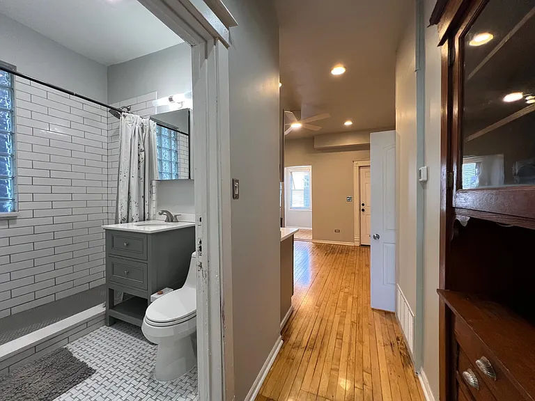 2335 W Barry Ave #2 — Photo 6