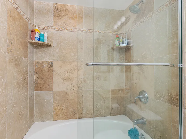 402 Glencrest Dr — Photo 17