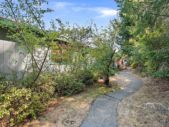 2nd image of 587 Malibu Dr SE