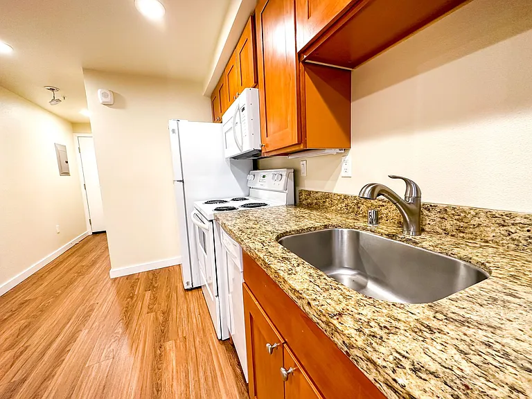 515 East Denny Apartments — Photo 11
