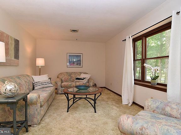 5th image of 7 N Manor Dr