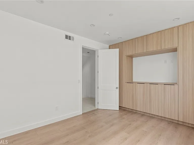 13942 Vanowen St #13942 — Photo 11