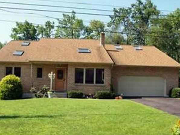 1370 Trotter Ln, Bethlehem, PA 18015