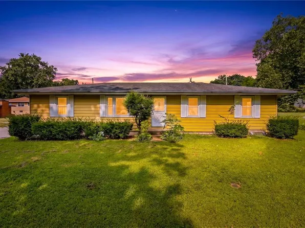 28 Forest Ln, Lexington, MO 64067