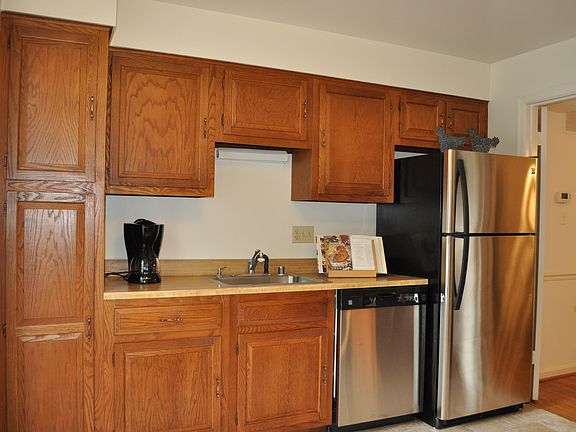 Spacious, bright kitchen