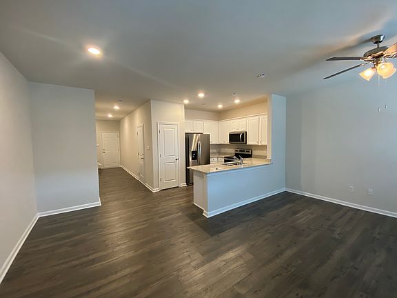 4th image of 1527 Stanford Ln