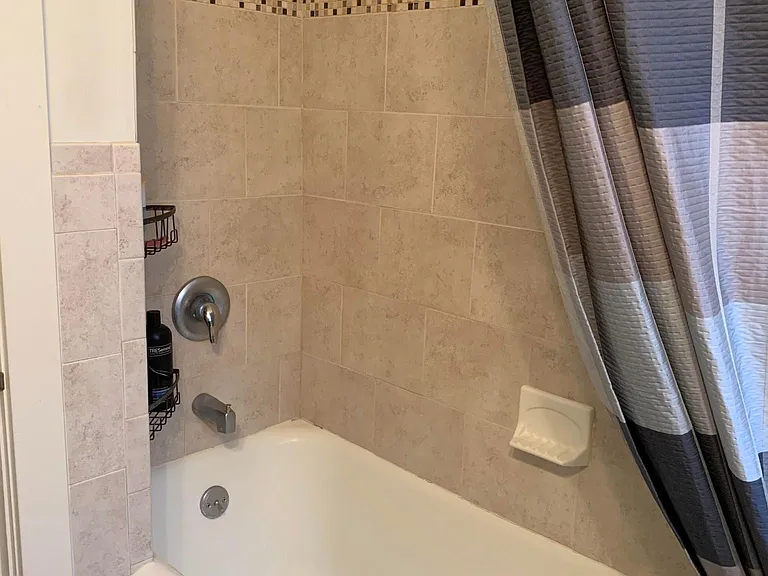 Shower/bathtub combination