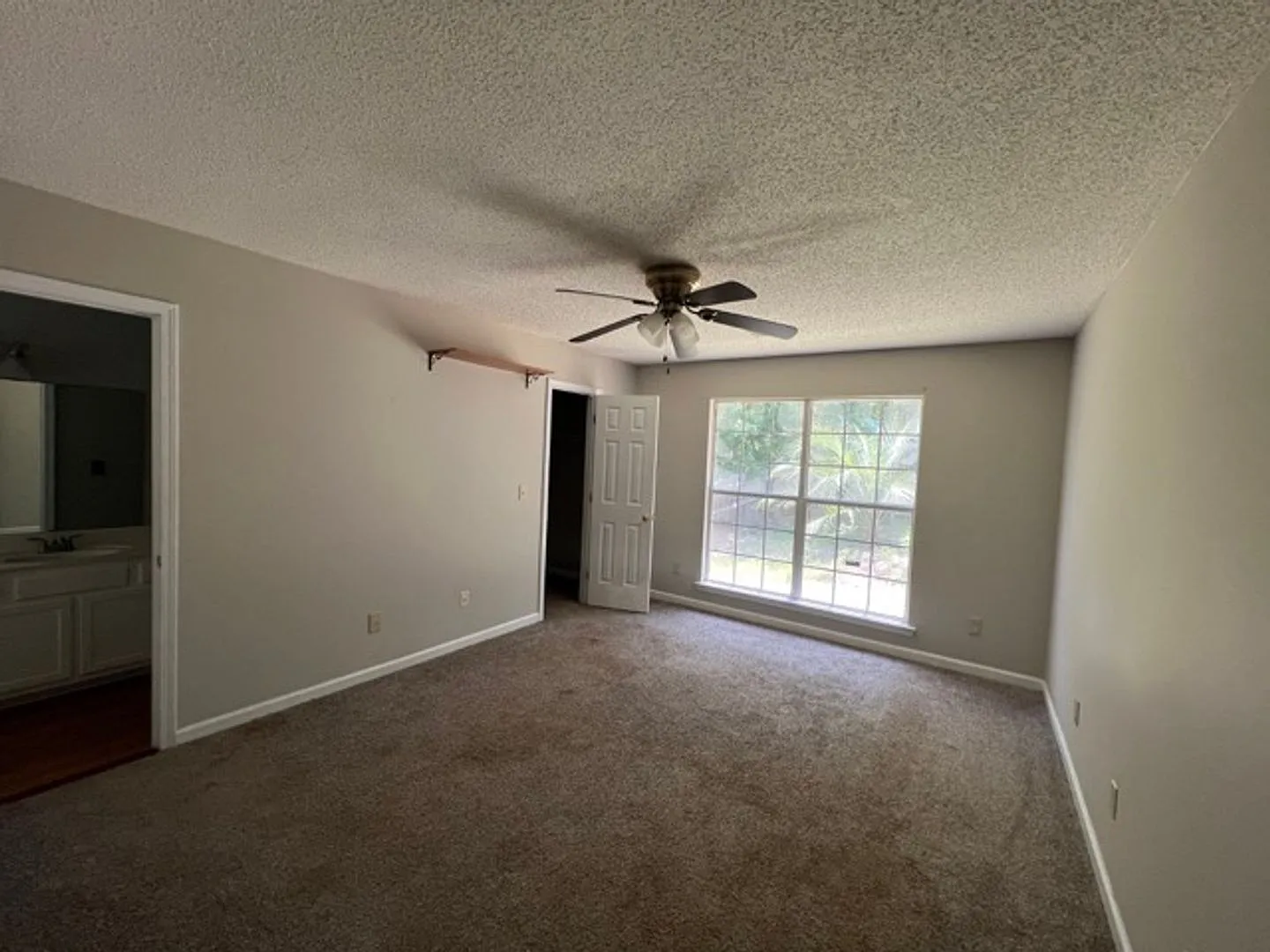 3 bed / 2 bath home ~ Just minutes from Harbison Blvd. Available August 18, 2025. — Photo 4