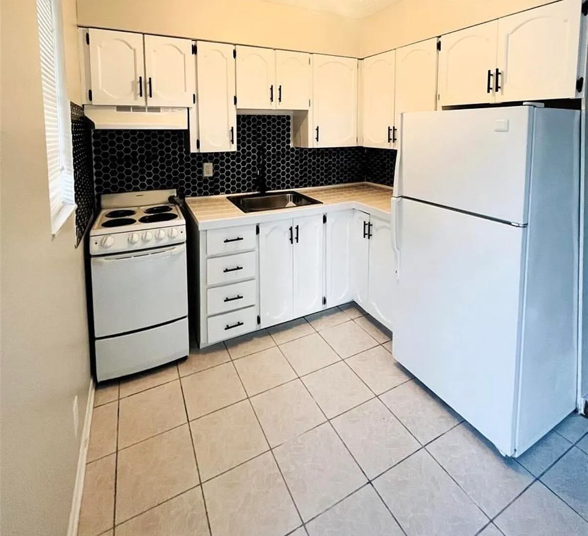 1 bed, 1.0 bath, 2834 sqft, $1,550 — Photo 3