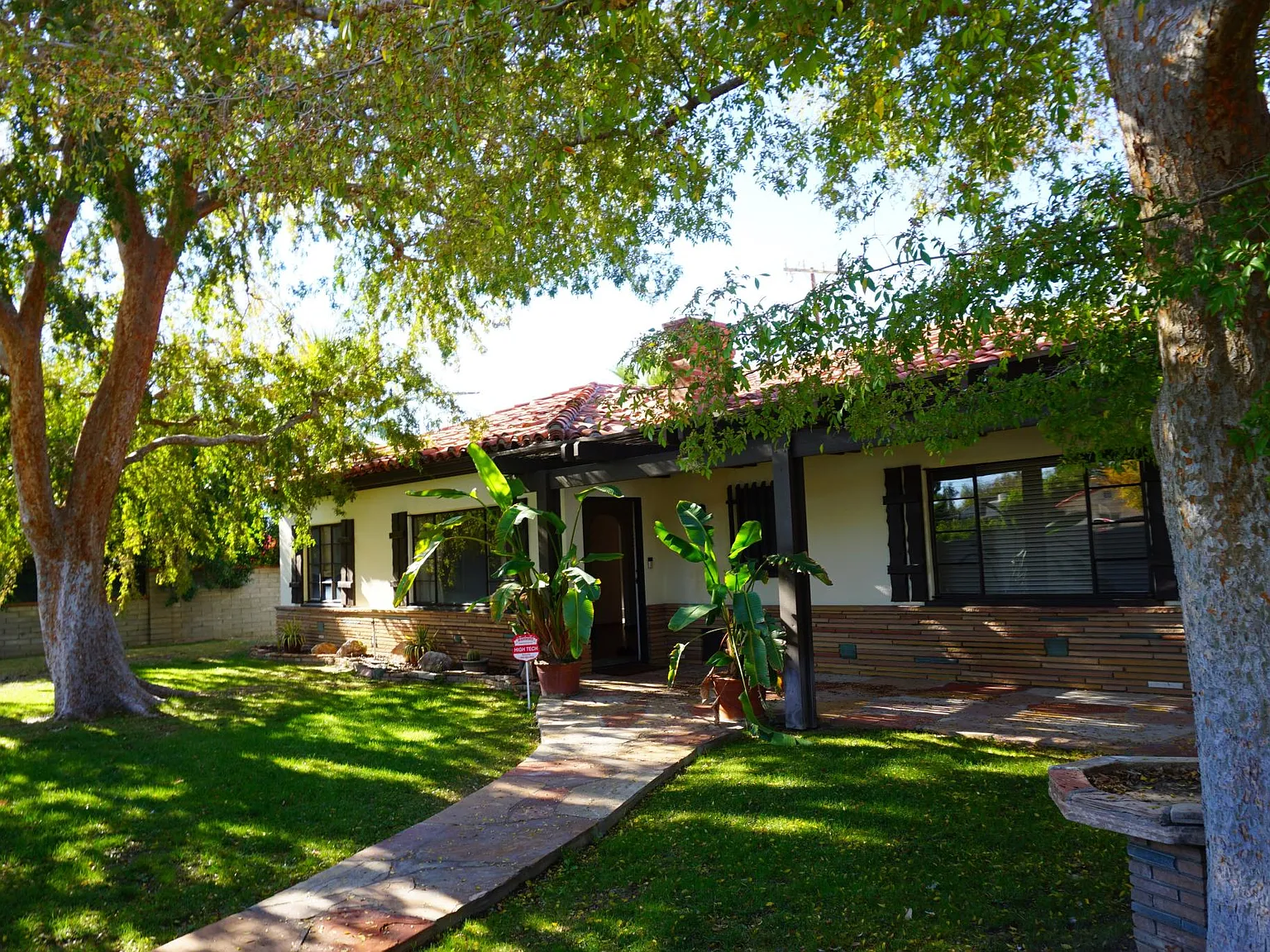 527 N Plaza Amigo — Photo 2
