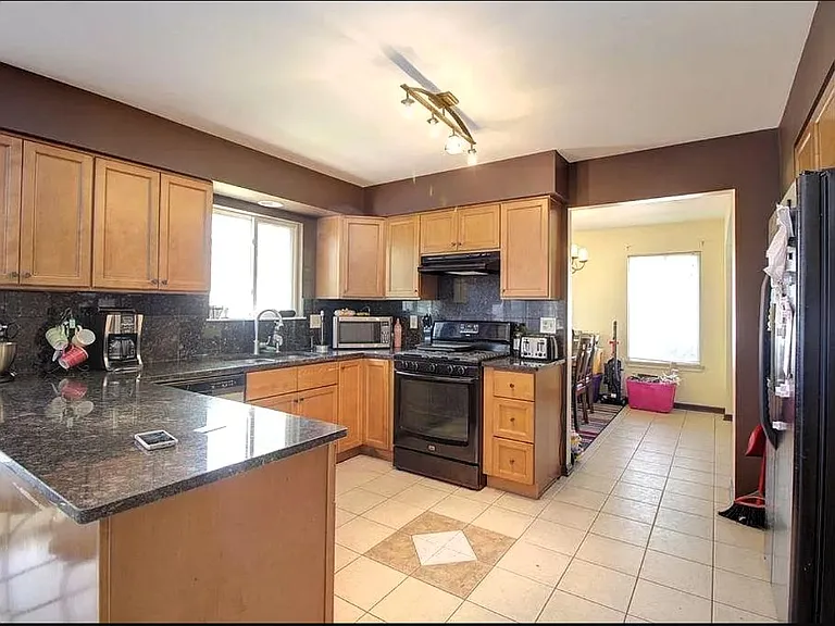 21221 W Chastworth Ln — Photo 3