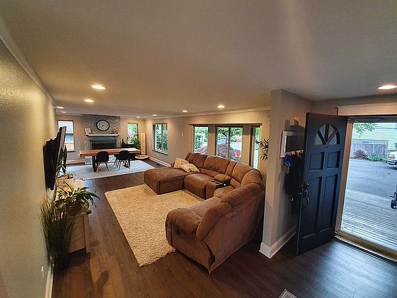 5th image of 3916 172nd St SW
