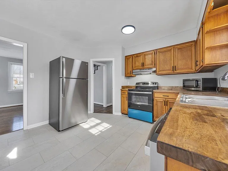 32 Upland Dr — Photo 6