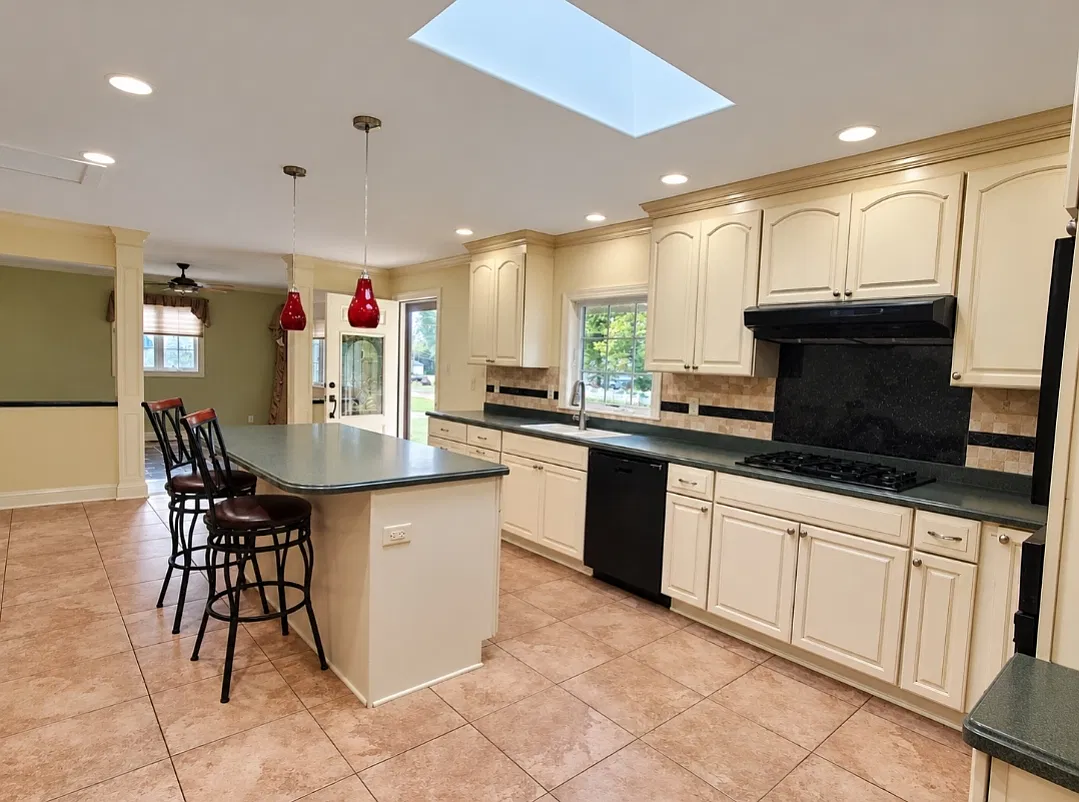 3 bed, 2200 sqft, $2,595 — Photo 1