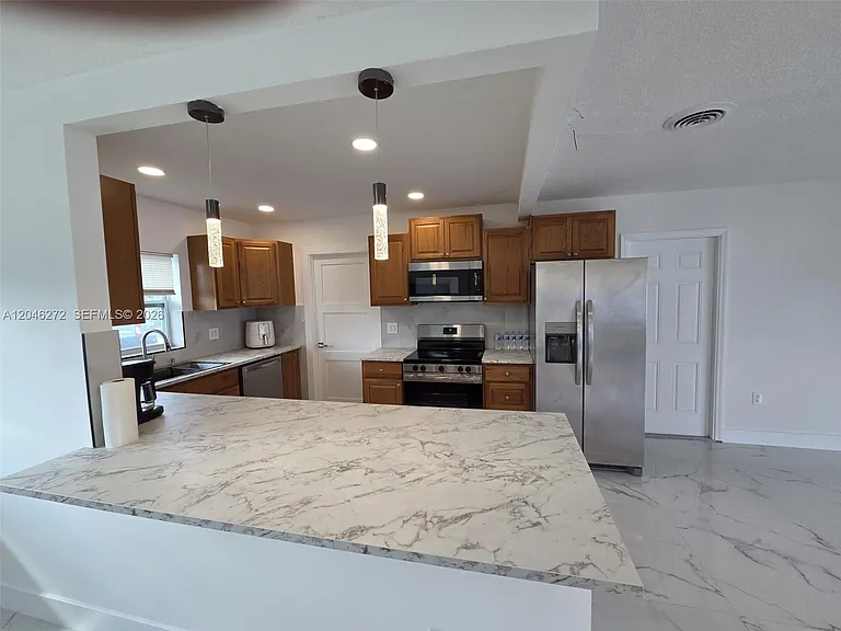 305 SE Airoso Blvd — Photo 9