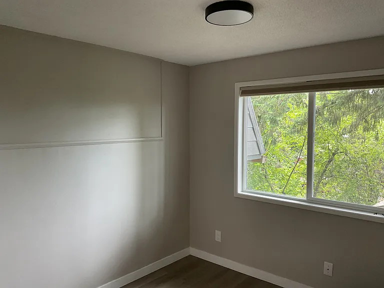 Bonus room, nice light, 10'x10'