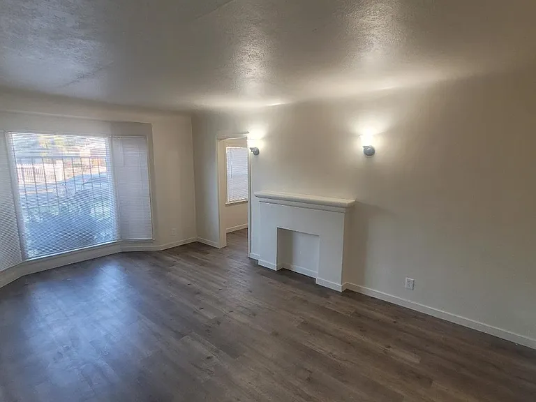 1050 W 84th Pl — Photo 3