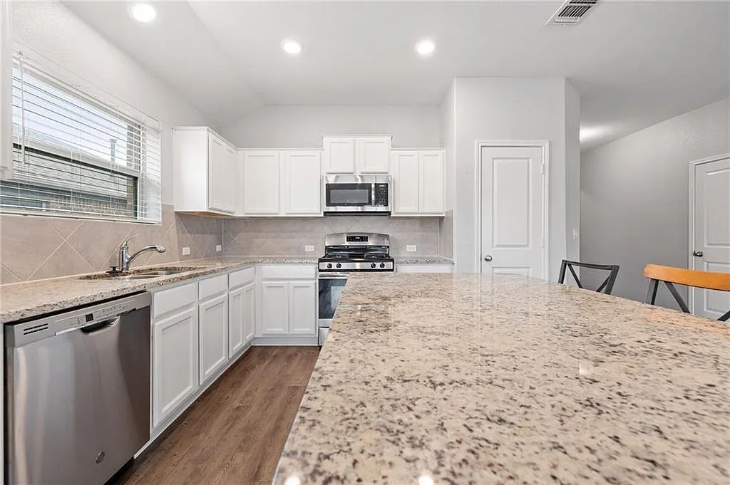 3 bed, 2.0 bath, 1790 sqft, $2,090 — Photo 4