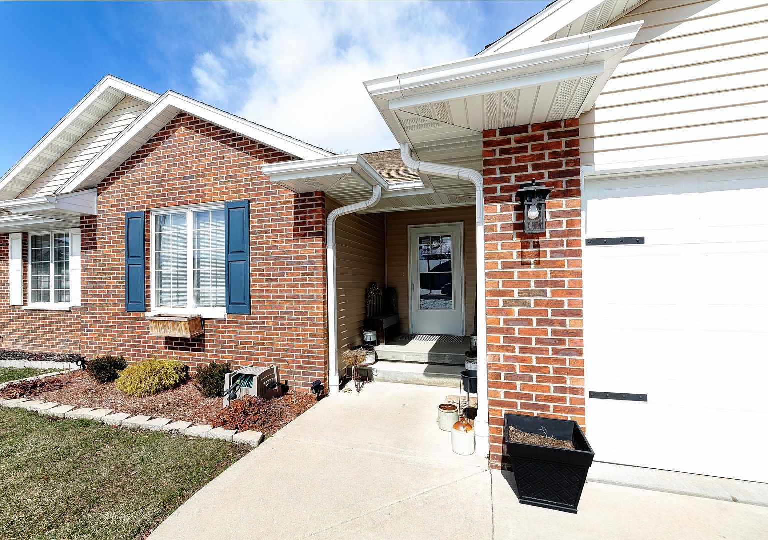 512 E Elm St, Watseka, IL 60970 Zillow