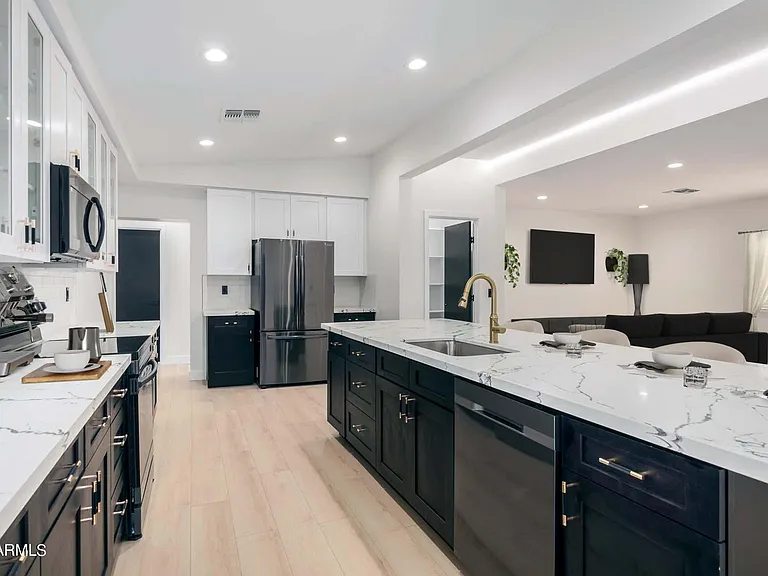 4016 E Edgemont Ave — Photo 6