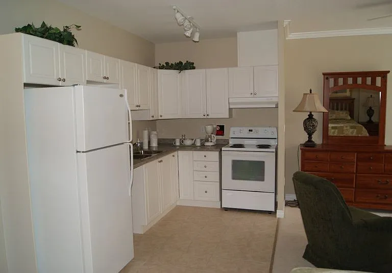 284 Wonderland Rd S — Photo 8
