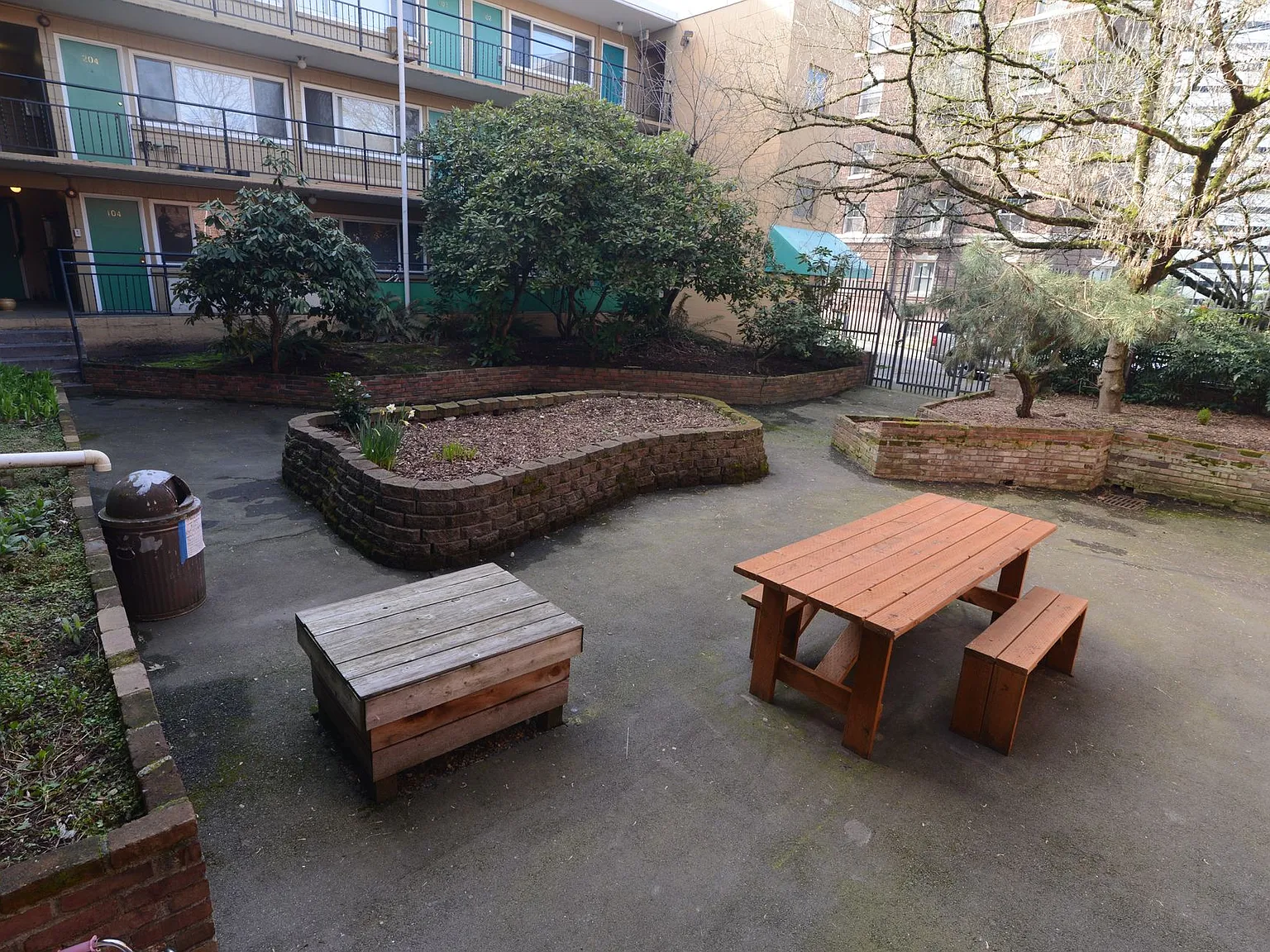 Melrose Court Apartments — Photo 2