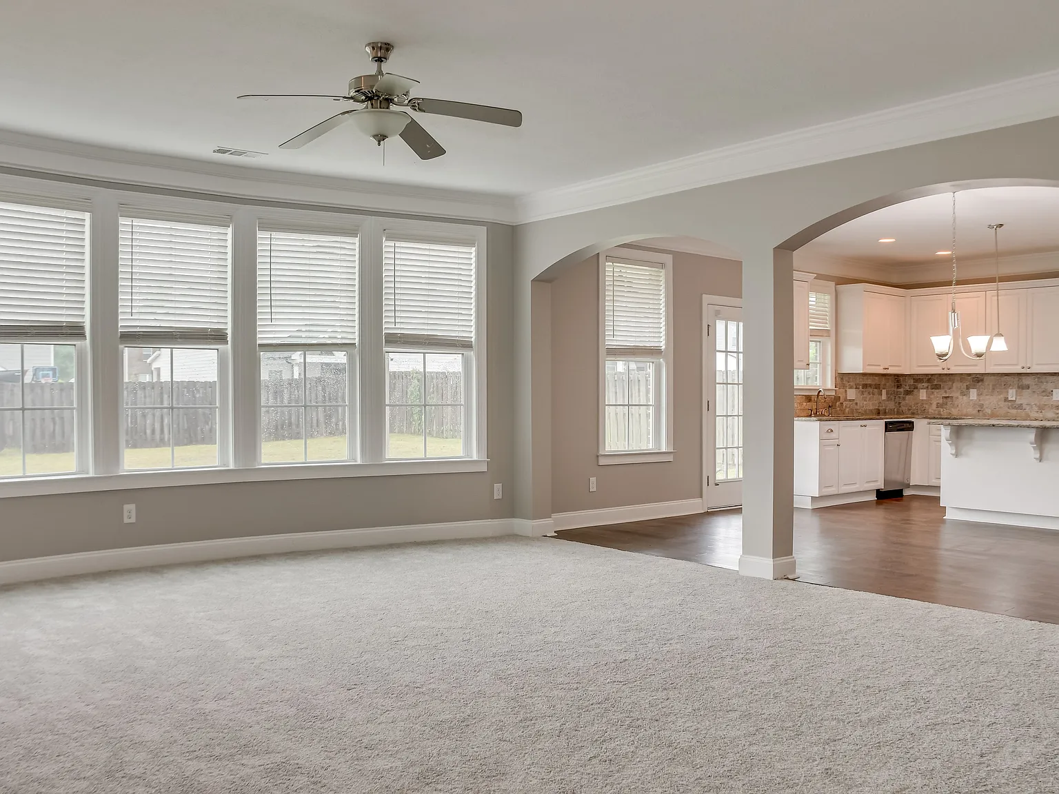 5 bed, 4.0 bath, 3591 sqft, $2,600 — Photo 3