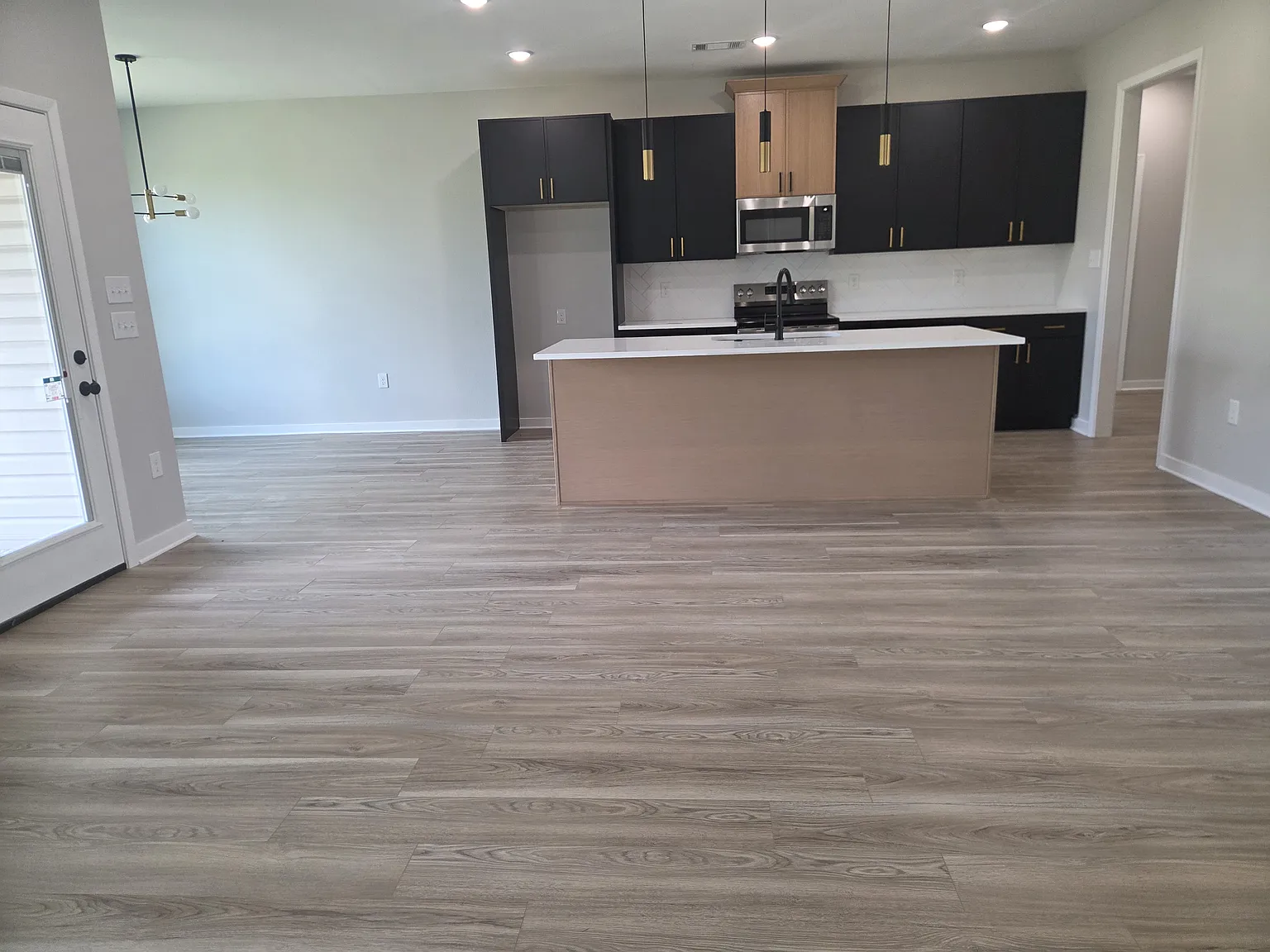3 bed, 1570 sqft, $2,195 — Photo 4